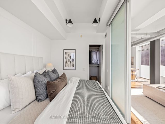 601 - 233 Carlaw Ave