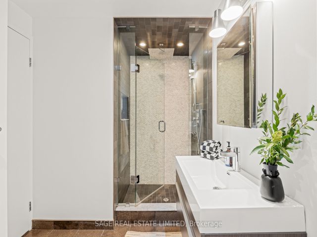 601 - 233 Carlaw Ave