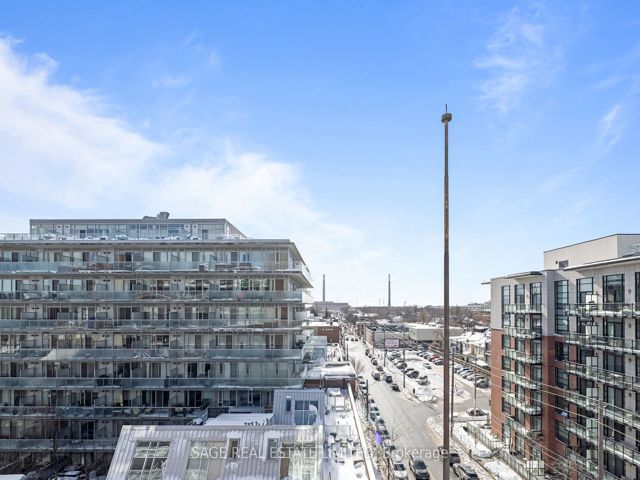 601 - 233 Carlaw Ave