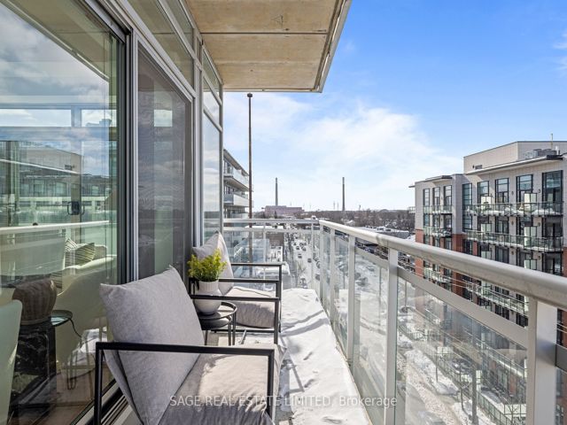 601 - 233 Carlaw Ave