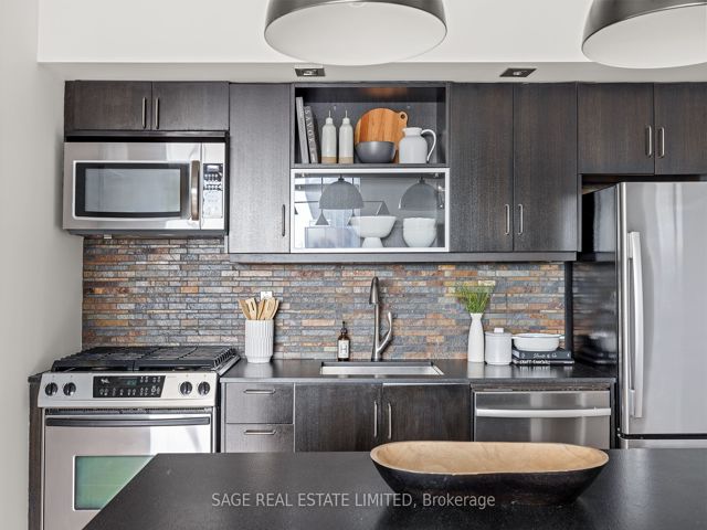 601 - 233 Carlaw Ave