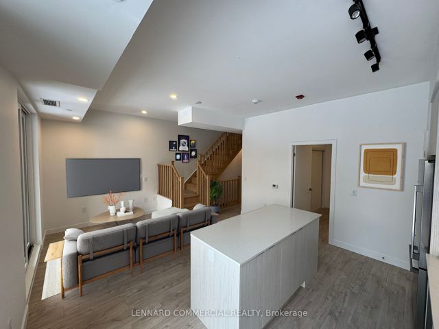 10 - 174 Clonmore Dr