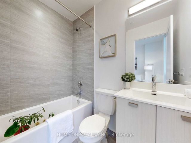PH22 - 275 Village Green Sq