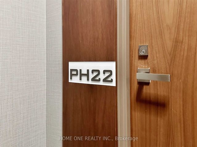 PH22 - 275 Village Green Sq