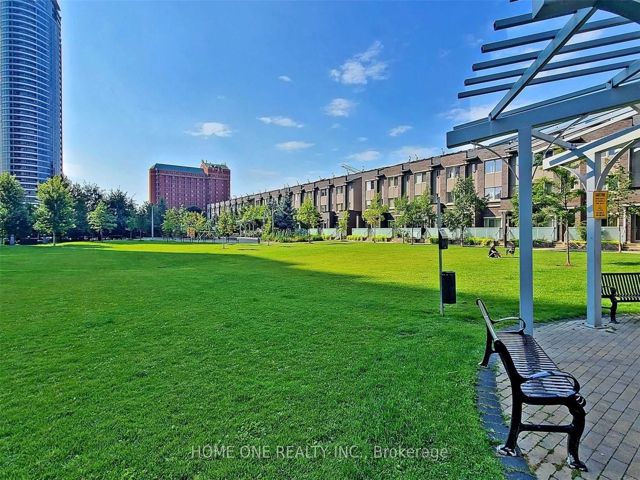 PH22 - 275 Village Green Sq