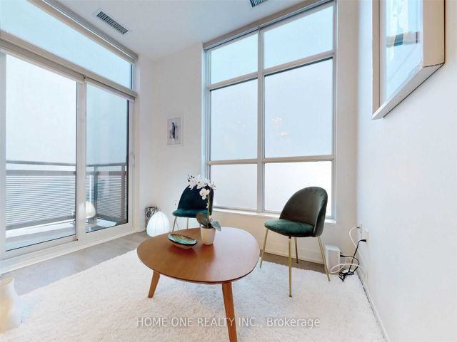 PH22 - 275 Village Green Sq