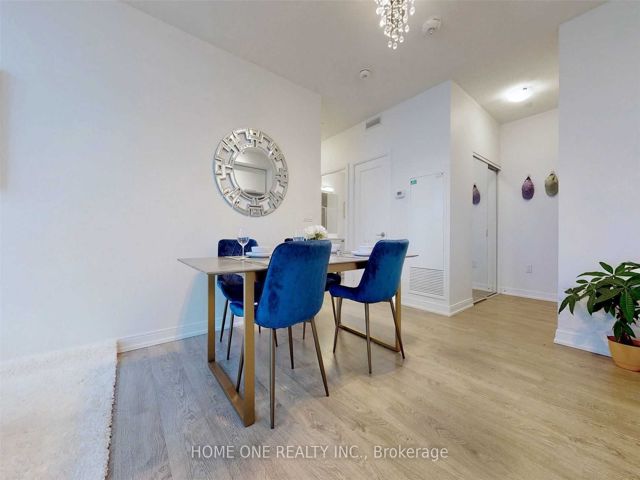 PH22 - 275 Village Green Sq