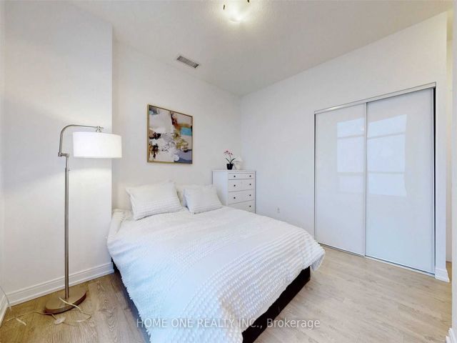 PH22 - 275 Village Green Sq