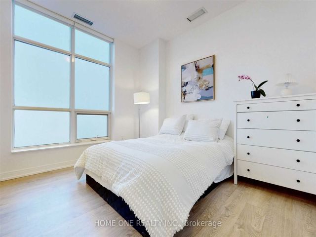 PH22 - 275 Village Green Sq