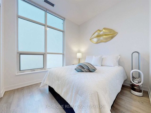 PH22 - 275 Village Green Sq