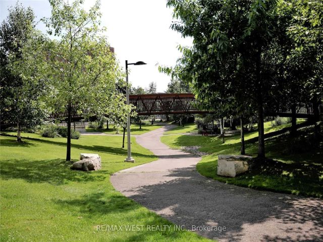 2805 - 151 Village Green Sq
