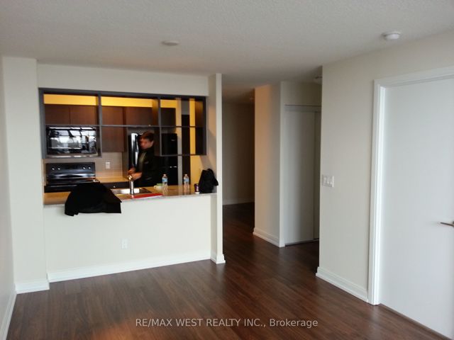2805 - 151 Village Green Sq