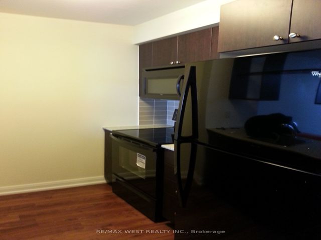2805 - 151 Village Green Sq