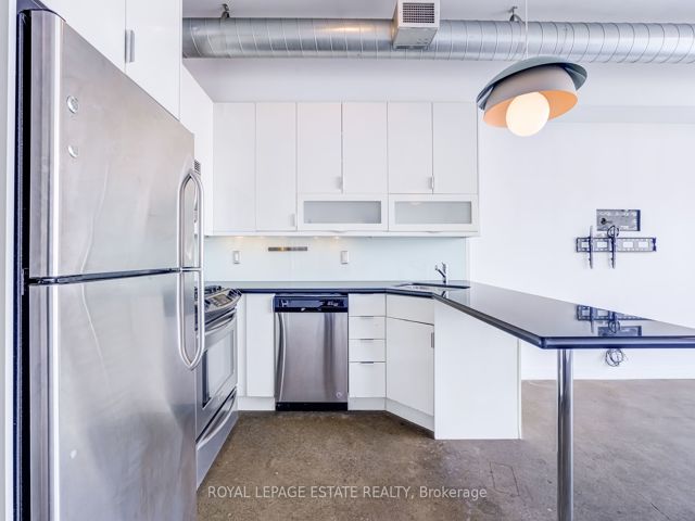 403 - 747 Queen St E