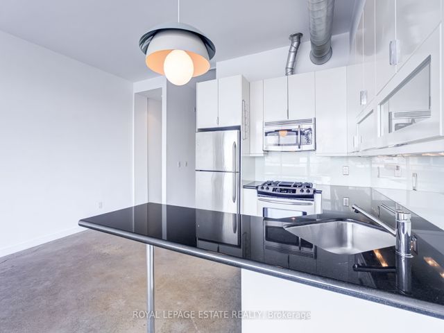 403 - 747 Queen St E