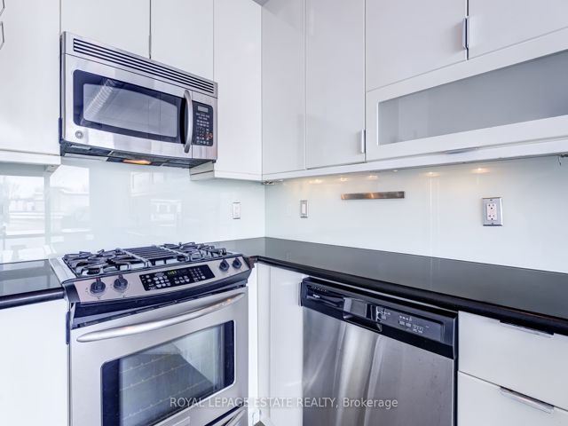 403 - 747 Queen St E