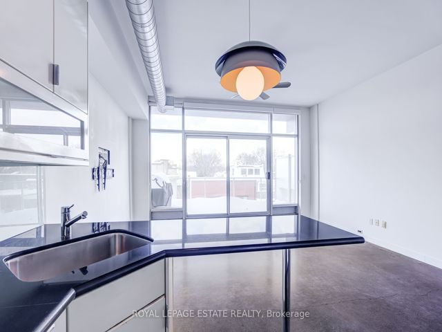 403 - 747 Queen St E