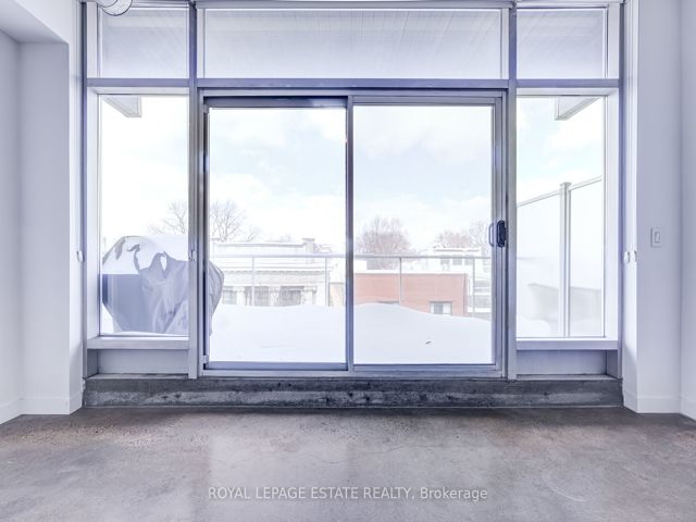 403 - 747 Queen St E