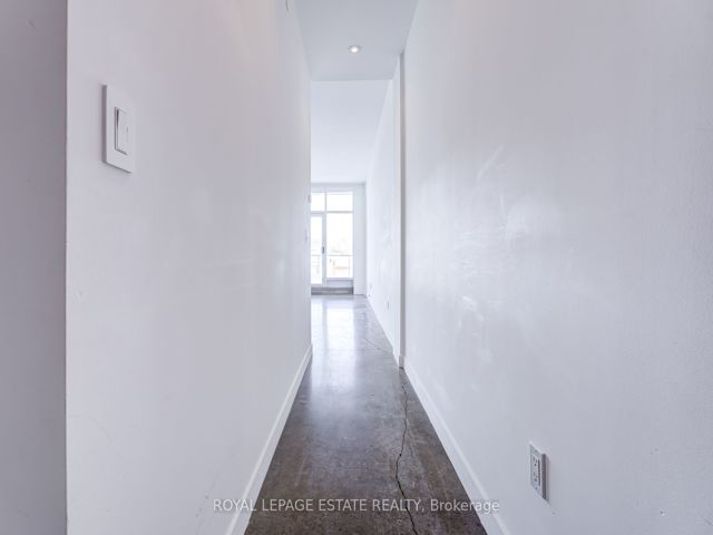 403 - 747 Queen St E