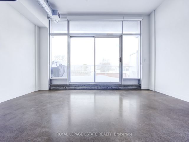 403 - 747 Queen St E