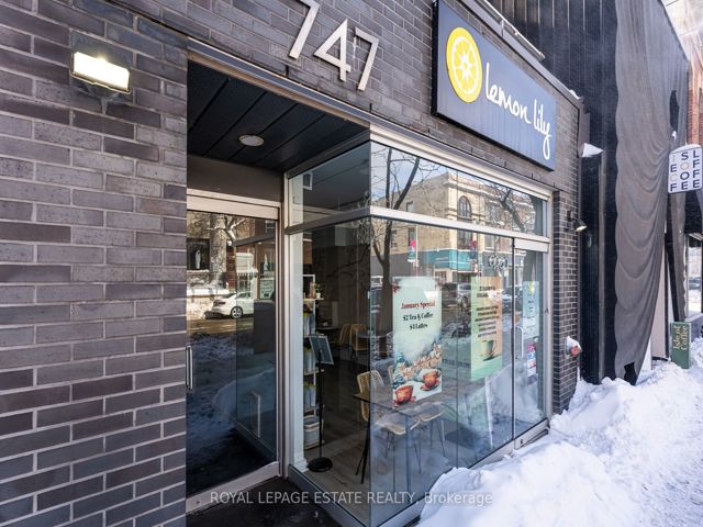403 - 747 Queen St E