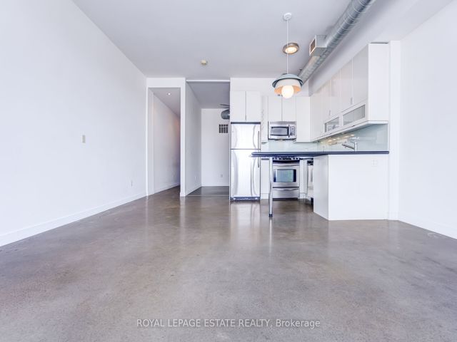 403 - 747 Queen St E