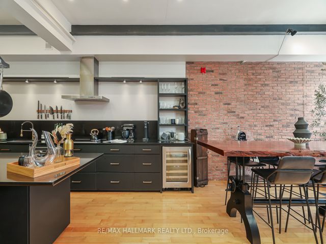 215 - 326 Carlaw Ave