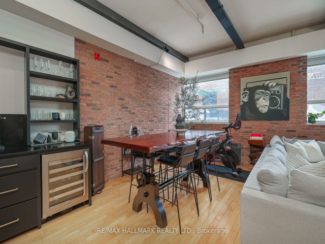 215 - 326 Carlaw Ave