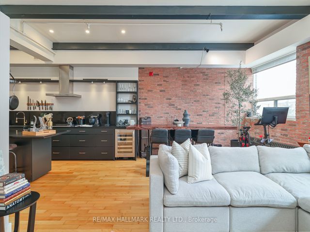 215 - 326 Carlaw Ave