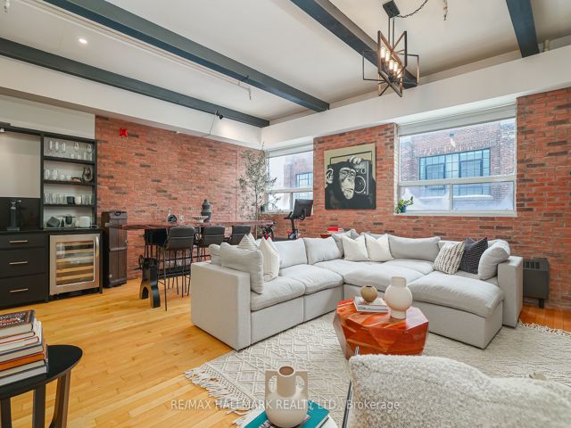 215 - 326 Carlaw Ave