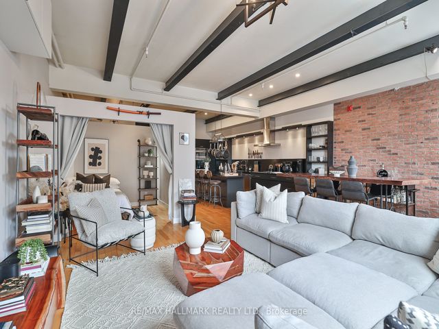 215 - 326 Carlaw Ave