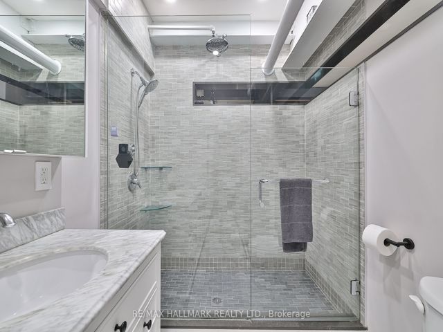 215 - 326 Carlaw Ave