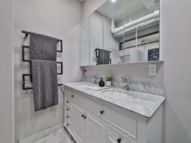 215 - 326 Carlaw Ave