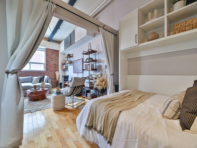 215 - 326 Carlaw Ave