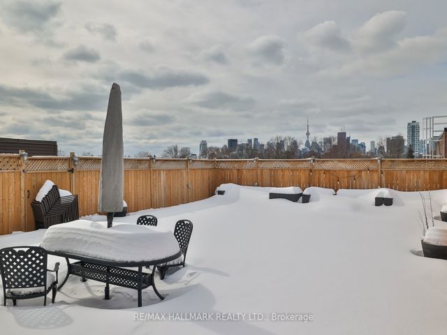 215 - 326 Carlaw Ave