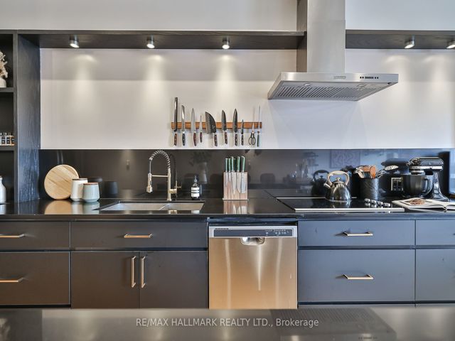 215 - 326 Carlaw Ave