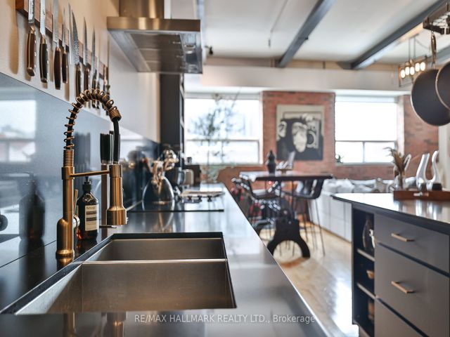215 - 326 Carlaw Ave