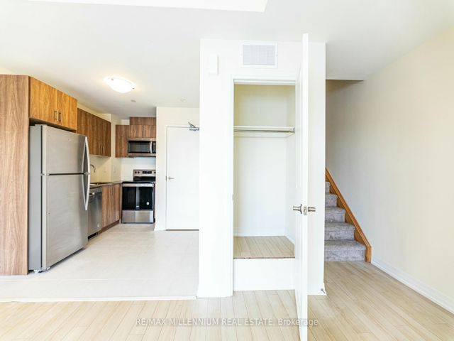 11 - 165 Tapscott Rd