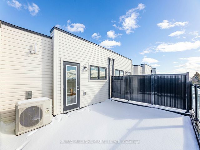 11 - 165 Tapscott Rd