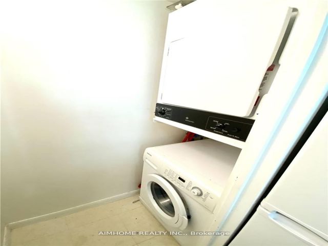 905 - 8 Lee Centre Dr