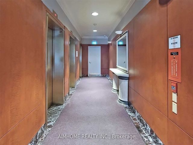 905 - 8 Lee Centre Dr