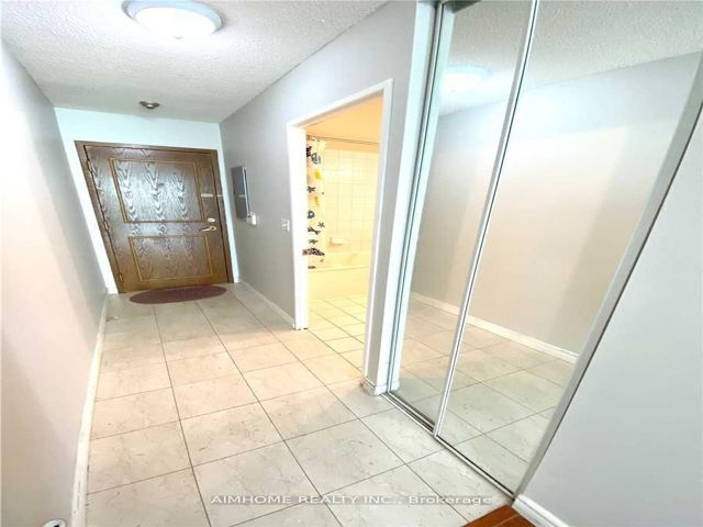 905 - 8 Lee Centre Dr