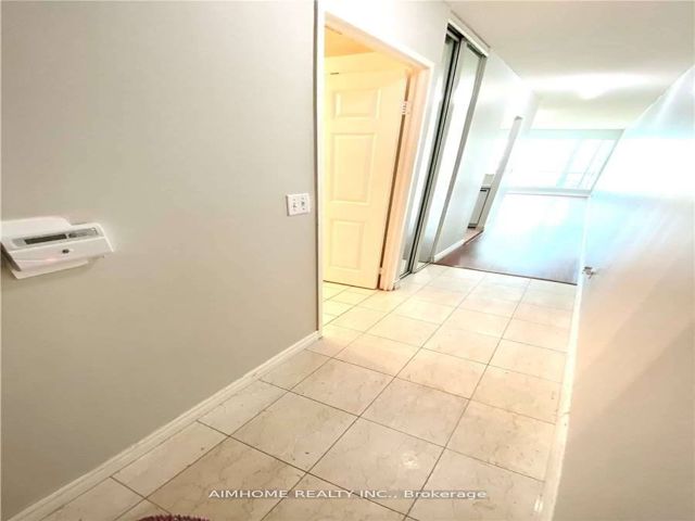 905 - 8 Lee Centre Dr