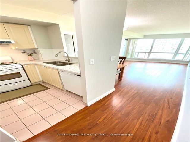 905 - 8 Lee Centre Dr
