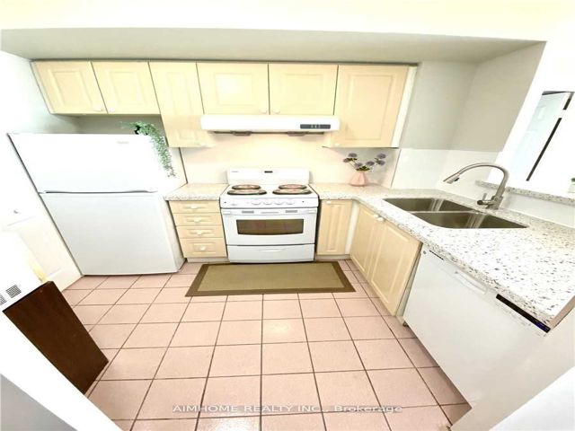 905 - 8 Lee Centre Dr