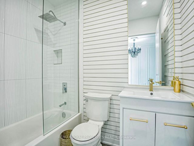 Ph208 - 8 Lee Centre Dr