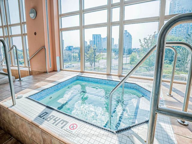 Ph208 - 8 Lee Centre Dr