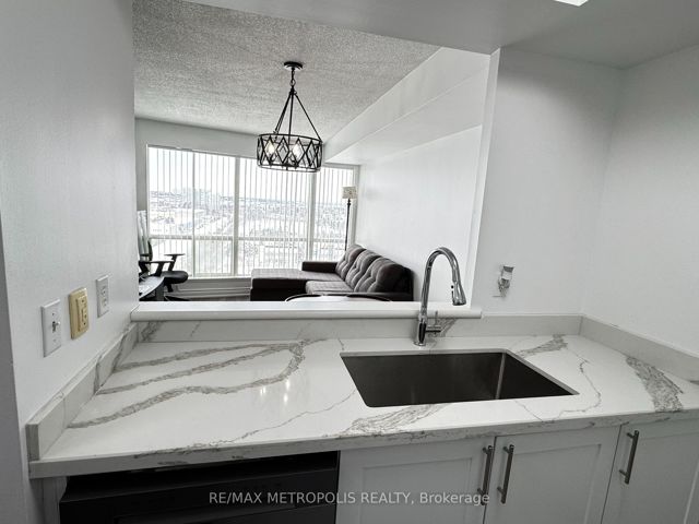 1613 - 18 Lee Centre Dr