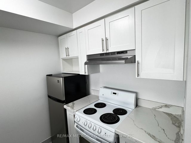 1613 - 18 Lee Centre Dr