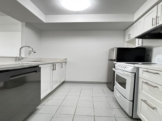 1613 - 18 Lee Centre Dr